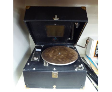 A 1930s Dulcetto table-top gramophone, in a fitted case       CA 