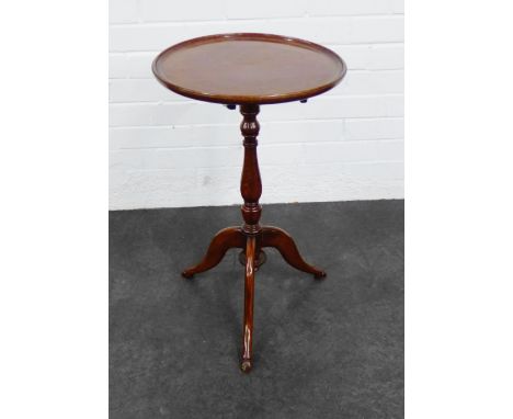 Mahogany pedestal wine table on tripod legs, 66 x 38cm 