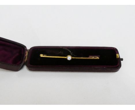 9 carat gold pearl set bar brooch, in fitted box 