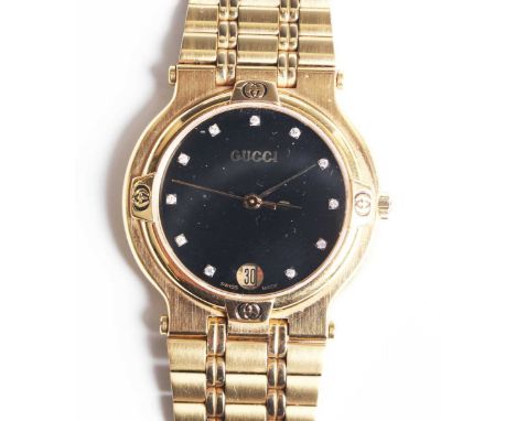A Gucci 9200M Quartz gilt metal gentleman's bracelet wristwatch with signed black dial, the tapered link bracelet with foldov