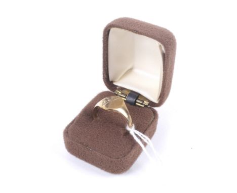 A vintage 9ct gold part foliate engraved oval signet ring. Hallmarks for London 1993, size leading-edge Z, 4.4g