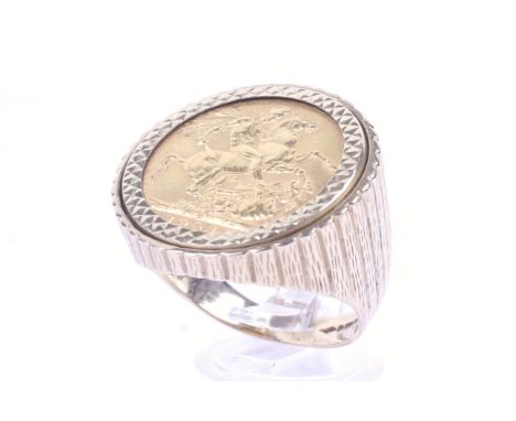 An Edward VII sovereign 1904 (Melbourne mint), later mounted in a vintage 9ct gold ring. With a vertical-fluted bezel and tap