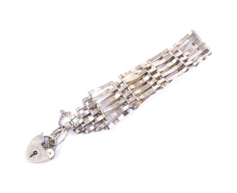 A vintage 9ct gold five bar gate bracelet. On a small heart-shaped padlock clasp, hallmarks for London 1980, 10g