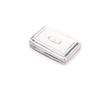 A William IV silver engine turned vinaigrette. With reeded sides, the lid with a rectangular reserve engraved with a gothic i