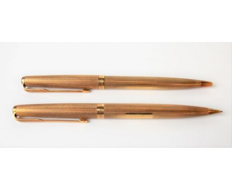 9ct hallmarked gold engine turned Parker propelling pencil, Sheffield 1968; together with a 9ct gold engine turned Parker pen