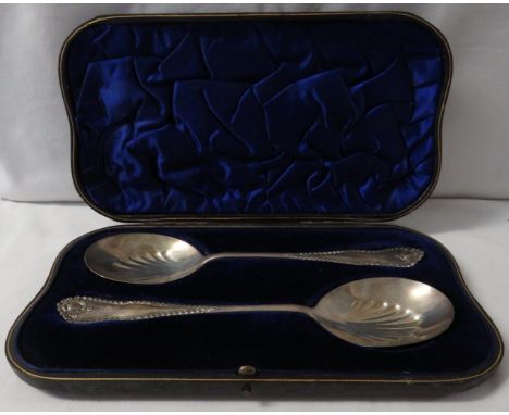 Cased pair of Edwardian silver serving spoons, terminals engraved with head and shoulders portrait of bearded man with neck t