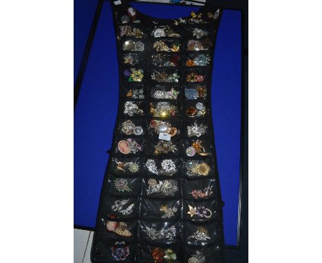 Jewellery Hanger Containing ~100 Vintage Costume Jewellery Brooches 