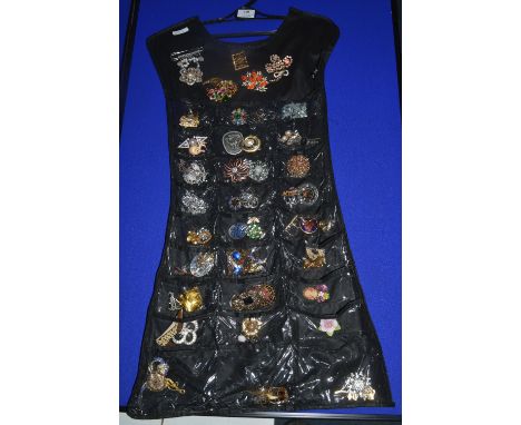 Jewellery Hanger Containing 50+ Vintage Costume Jewellery Brooches 