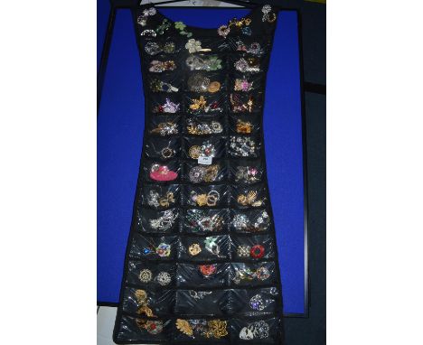 Jewellery Hanger Containing 90+ Vintage Costume Jewellery Brooches 