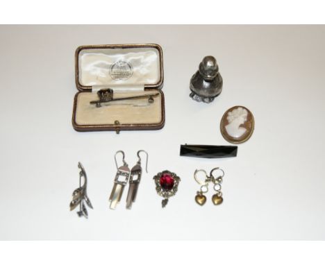 A SMALL COLLECTION OF MISCELLANEOUS JEWELLERY including a Scottish silver brooch, an Italian silver plated model of a duck, a