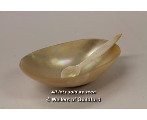 *Mother of Pearl Caviar dish and spoon (Lot subject to VAT) (LQD98)