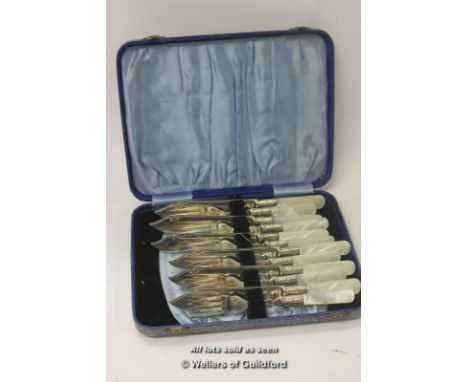 *Vintage cased mother of pearl fish eater set (Lot subject to VAT) (LQD98)