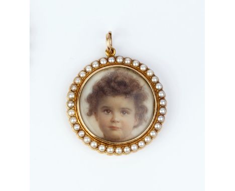 A LATE 19TH/EARLY 20TH CENTURY HALF PEARL SET PENDANT, of circular form, the glazed panel containing a miniature portrait of 