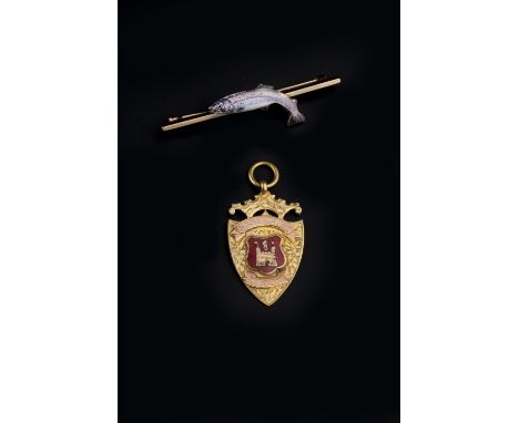 A COLLECTION OF JEWELLERY, comprising a 9ct gold and enamel shield fob pendant by Fattorini & Sons, hallmarked for Birmingham