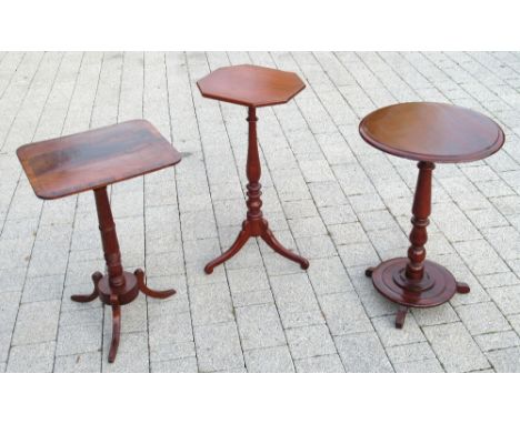 VICTORIAN MAHOGANY CIRCULAR TABLE ON A BALUSTER COLUMN, THREE SCROLL FEET (H. 70 CM, DIA. 48 CM) AND TWO MAHOGANY TRIPOD TABL