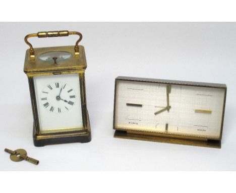 EARLY 20TH CENTURY FRENCH CARRIAGE CLOCK WITH A WHITE ENAMEL DIAL, ENCLOSING AN EIGHT DAY REPEATING MOVEMENT ON A COILED GONG
