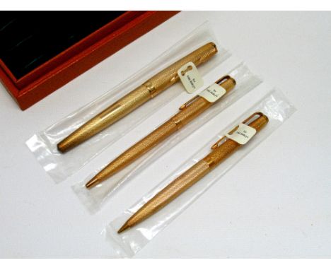 A PARKER 9 CT GOLD THREE PIECE PEN, BIRO AND PENCIL SET EACH WITH ENGINE TURNED DECORATION AND VACANT CARTOUCHE IN A VELVET L