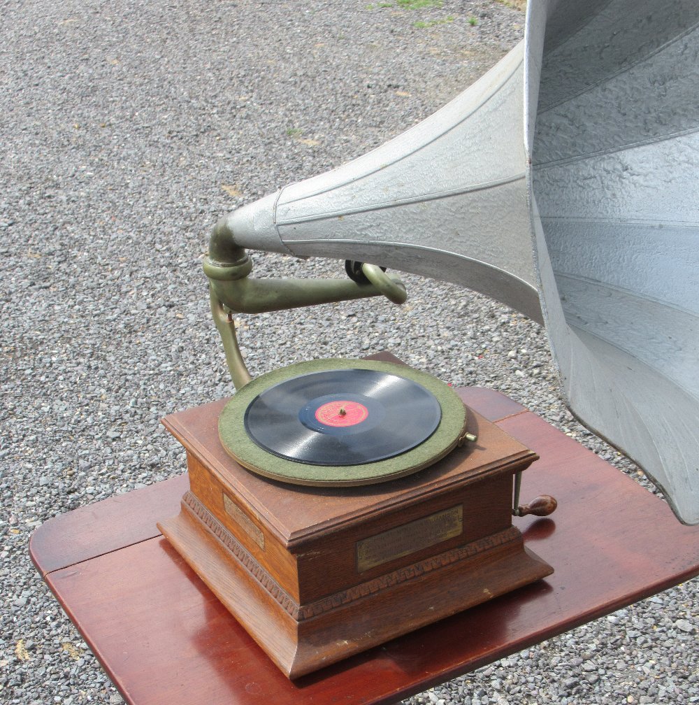 AMERICAN THE GRAMOPHONE & TYPEWRITER LTD., LONDON WINDUP GRAMOPHONE