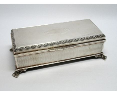 A FINE RECTANGULAR SILVER (ART DECO) CIGARETTE/CIGAR BOX WITH ENGINE TURNED DECORATION, THE HINGED COVER WITH CHASED FLORAL B