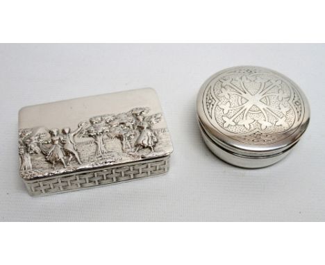 A SILVER GILT SNUFF BOX, THE COVER EMBOSSED WITH  FIGURES AND TREES, WITH BASKETWEAVE SIDES, GILT INTERIOR, BY DAVID HOLLANDE