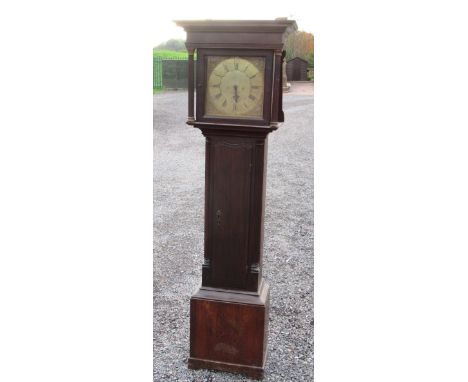 GEORGE III LONGCASE CLOCK WITH A BRASS DIAL ENCLOSING A THIRTY HOUR STRIKING MOVEMENT IN AN OAK CASE (H. 197 CM)