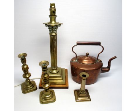 BRASS CORINTHIAN COLUMN TABLELAMP ON A WALNUT BASE (H. 46.5 CM) PAIR OF EARLY VICTORIAN BRASS CANDLESTICKS (H.22.5 CM) GEORGI