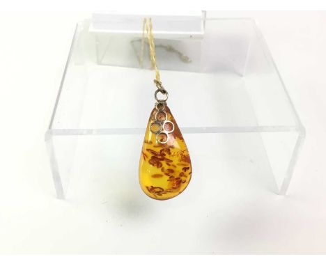 BALTIC AMBER PENDANT, on an nine carat gold chainQty: chain 0.68g