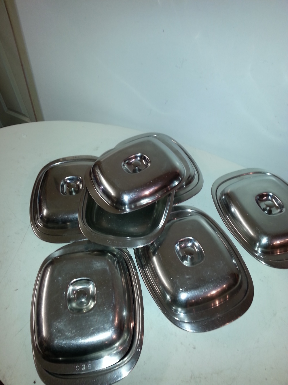 6x stainless steel serving dishes with lids