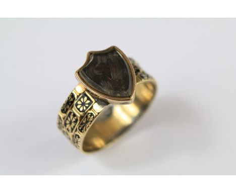 A Gentleman's 18ct Yellow Gold Mourning Ring. The ring of shield-shape containing plaited hair, Sheffield hallmark, size Q+, 