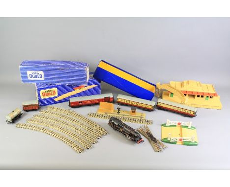 A Vintage Dublo Gauge Train Set. This lot includes; two locomotives a green Silver King 60016 and a British Railway Engine 80
