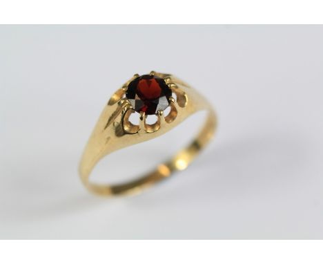 A Gentleman's 9ct Yellow Gold Garnet Ring. The ring size W, approx 2.6 gms.