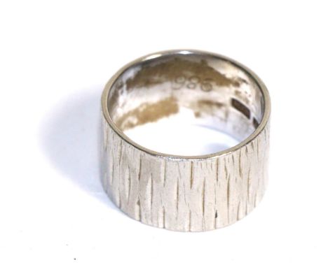 A 1970's band ring stamped 'PLAT' Finger size H1/2, 8.44g gross. 
