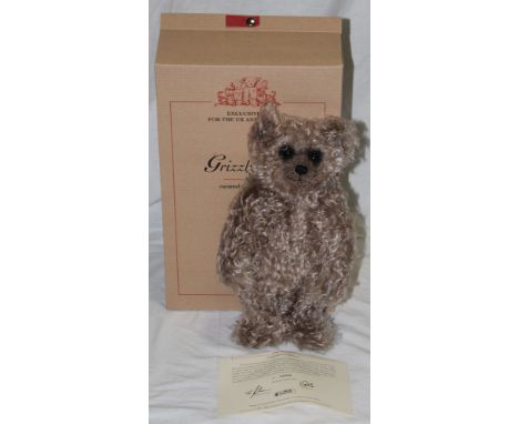 A Steiff teddy bear, "Grizzly Ted Cub", limited edition 996 of 2000, having a caramel tipped mohair body, with a working grow