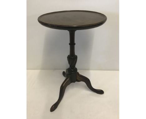 A Victorian mahogany tripod wine table with turned decoration to pedestal. With swept legs and pad feet. Approx. 47cm tall.