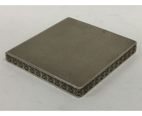 An Edwardian square silver compact with engraved decoration. Approx. 92 grams. Est. £25 - £35.