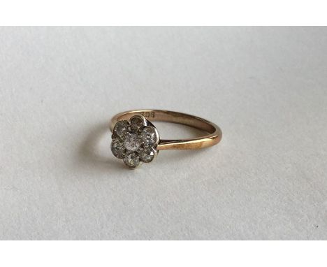 An 18 carat daisy head cluster ring. Approx. 2.4 grams. Est. £80 - £120.