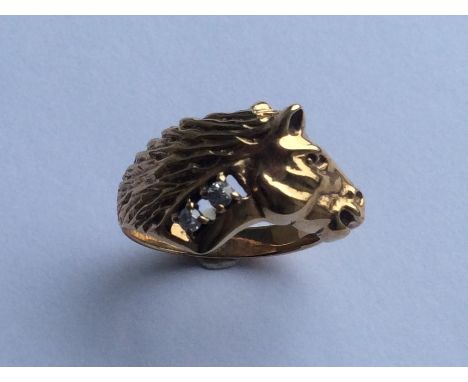 A heavy gent's gypsy set ring in the form of a horse. Approx. 5.1 grams. Est. £50 - £80.