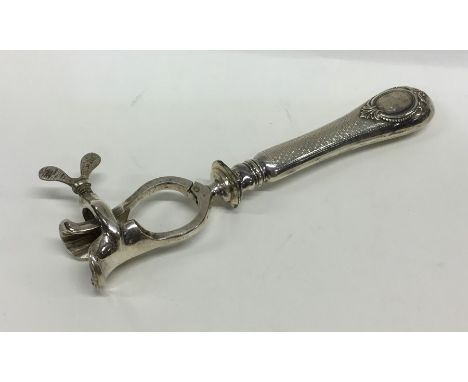 An unusual Continental silver meat clamp with engine turned handle. Approx. 145 grams. Est. £20 - £30.