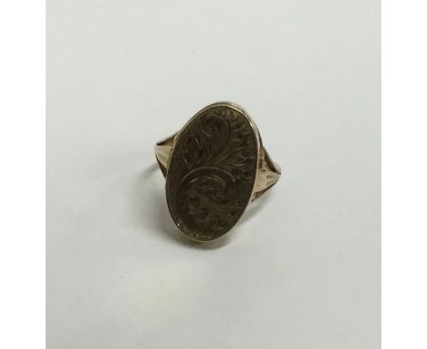 A 9 carat hinged top ring engraved with scrolls. Approx. 6.4 grams. Est. £50 - £80.