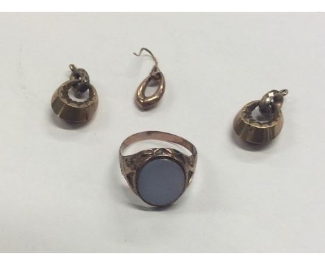 A gent's cygnet ring together with earring etc. Approx. 8 grams. Est. £60 - £80.
