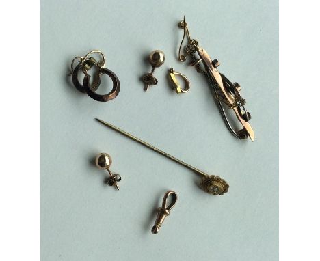 A small selection of 9 carat stick pins and brooches. Approx. 6.9 grams. Est. £40 - £60.