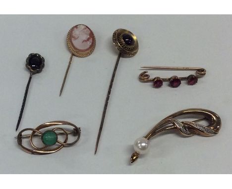 A bag containing 9 carat gem set stick pins and bar brooches. Approx. 14.3 grams. Est. £80 - £100.