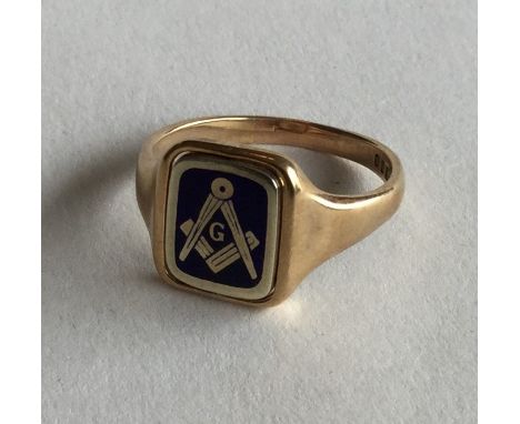 MASONIC: A 9 carat gold ring with swivel mount. Approx. 6.2 grams. Est. £60 - £80.