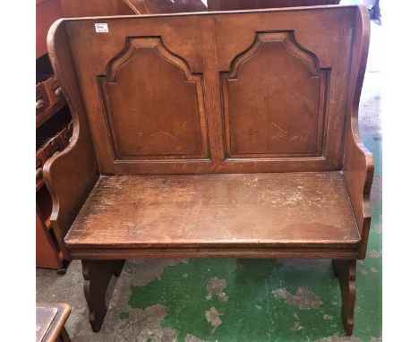 Early 20th Century oak monks bench/settle, 92cm in width, 99cm in height. 