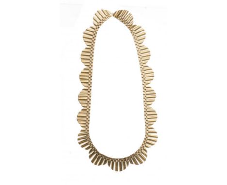 AN 18CT GOLD NECKLACE  of scalloped design, 39.5cm l, maker JG&S, London 1970, 82.4g++Light wear