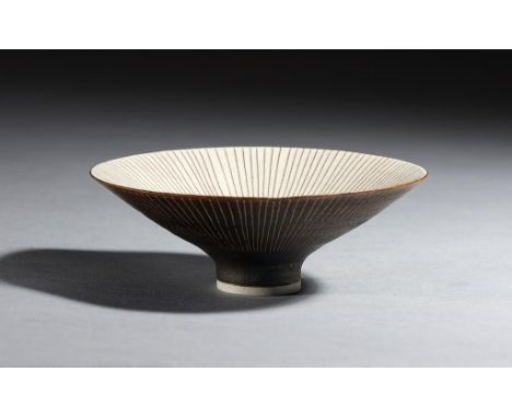 DAME LUCIE RIE, DBE (1902-1995) PORCELAIN BOWL, C1960-65 with radiating sgraffito lines to the manganese centred white glazed