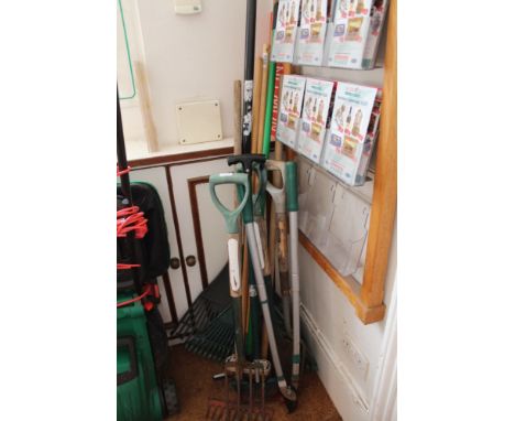 A SELECTION OF GARDENING TOOLS 