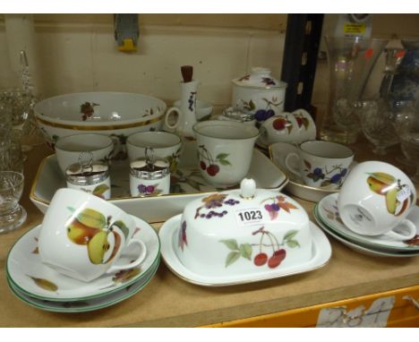 ROYAL WORCESTER DINNERWARES, 'Evesham Vale' etc (over 20 pieces)