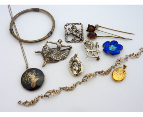 A SMALL COLLECTION OF JEWELLERY, to include a bangle, stick pins, locket etc