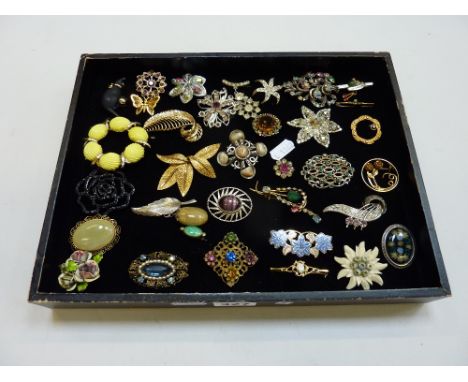 A COLLECTION OF VINTAGE BROOCHES